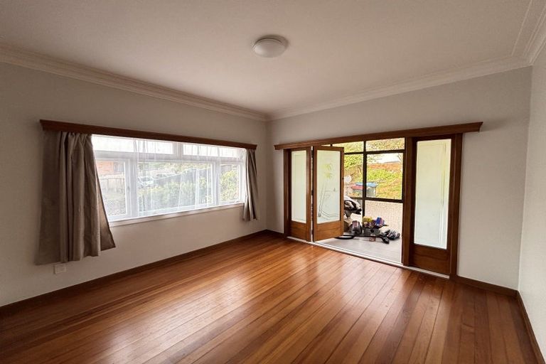 Photo of property in 39 Staveley Avenue, Mount Roskill, Auckland, 1041