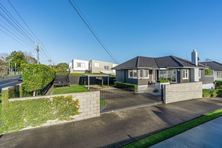 Photo of property in 2/52 Aberdeen Road, Campbells Bay, Auckland, 0620