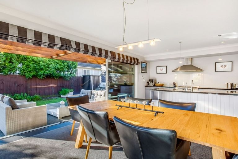 Photo of property in 17 Hinau Street, New Lynn, Auckland, 0600