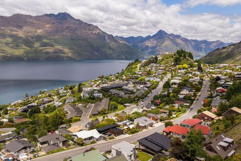Photo of property in 70 Wynyard Crescent, Fernhill, Queenstown, 9300