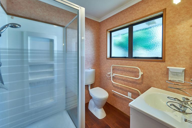 Photo of property in 8a Palm Avenue, Hokowhitu, Palmerston North, 4410