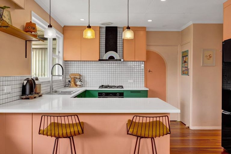 Photo of property in 39 Turakina Street, Merrilands, New Plymouth, 4312