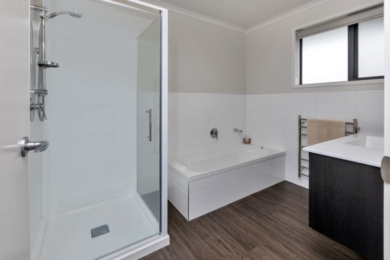 Photo of property in 5 Roto View, One Tree Point, 0118