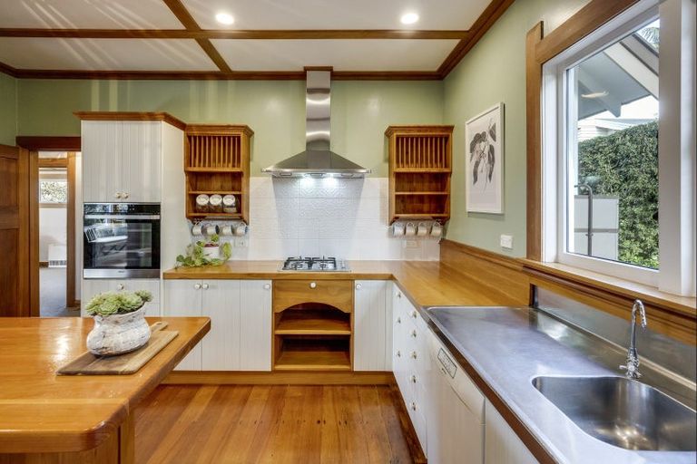 Photo of property in 1 Lambton Road, Hospital Hill, Napier, 4110