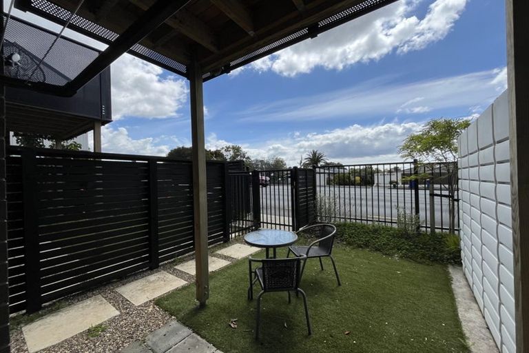 Photo of property in 8/1 Fruitvale Road, New Lynn, Auckland, 0600