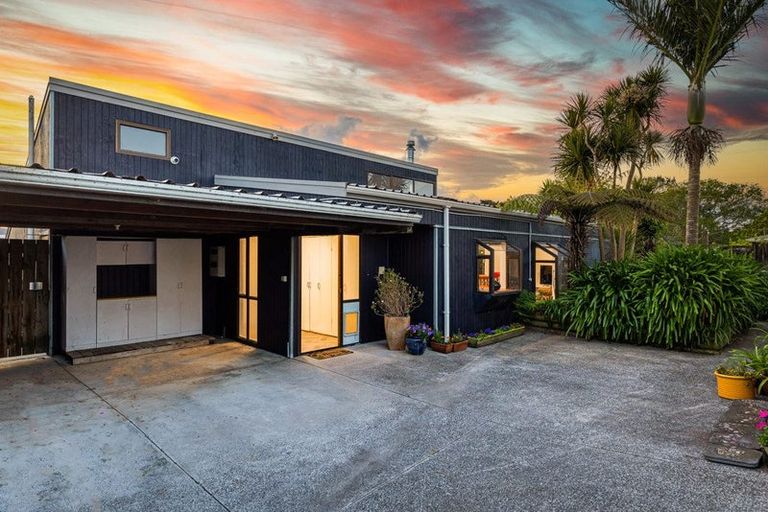 Photo of property in 2/8 Gregg Place, Sunnyvale, Auckland, 0612