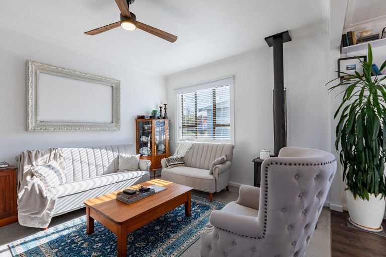 Photo of property in 13 Waverley Street, Waipawa, 4210