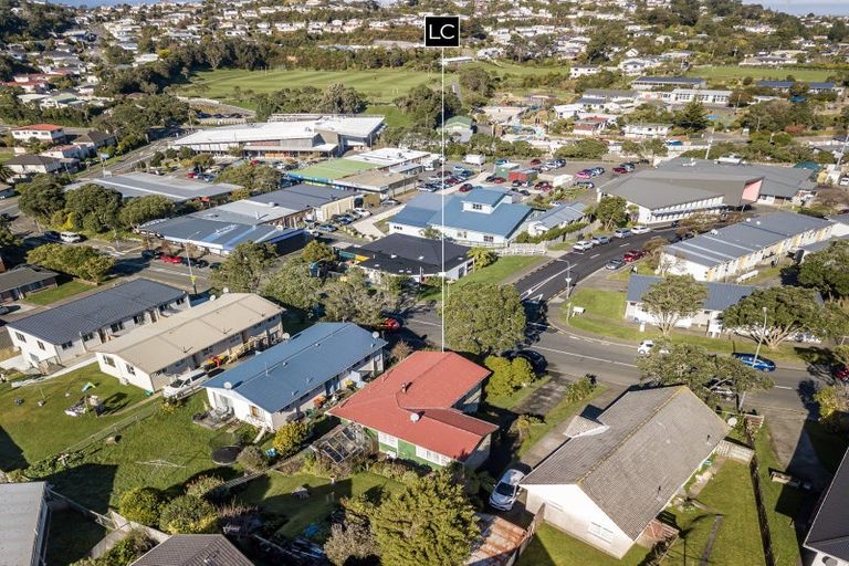 Photo of property in 16 Stewart Drive, Newlands, Wellington, 6037