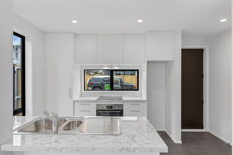 Photo of property in 66e Royal View Road, Te Atatu South, Auckland, 0610