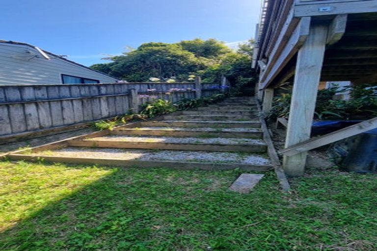 Photo of property in 2/29 Cheltenham Terrace, Newlands, Wellington, 6037