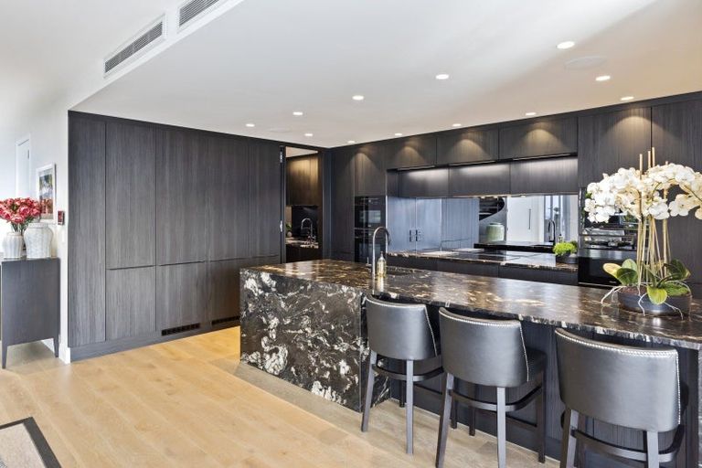 Photo of property in 15 Omeo Crescent, Redcliffs, Christchurch, 8081