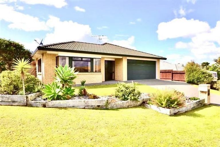 Photo of property in 31 Kath Hopper Drive, Orewa, 0931
