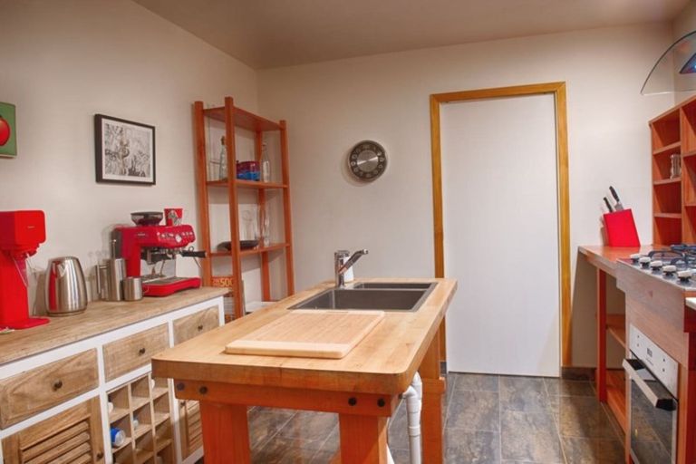 Photo of property in 274 Queens Drive, Lyall Bay, Wellington, 6022