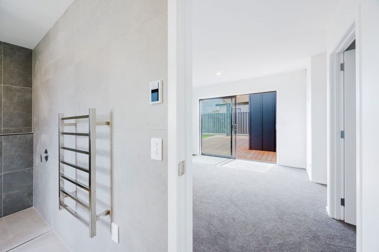 Photo of property in 14 Annie Aranui Drive, Poraiti, 4182