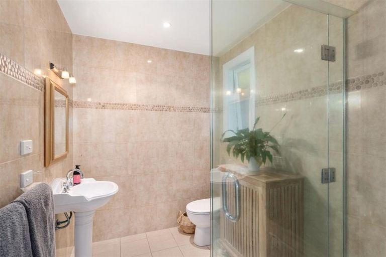 Photo of property in 2 Glade Place, Birkenhead, Auckland, 0626