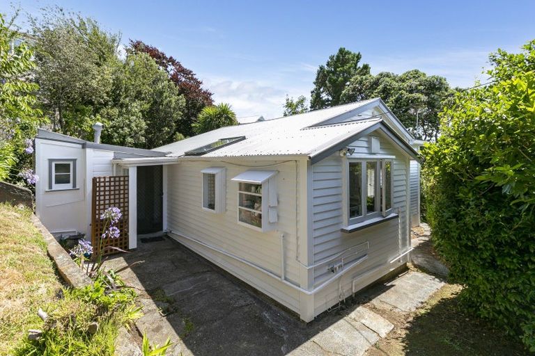 Photo of property in 66 Kelburn Parade, Kelburn, Wellington, 6012