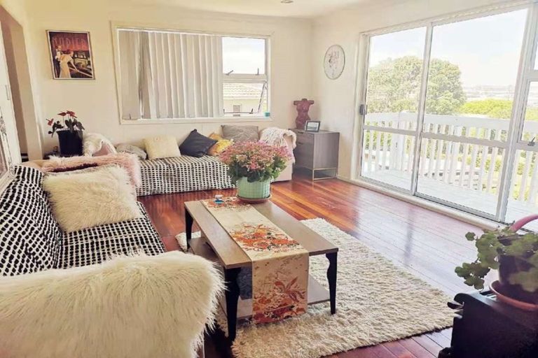 Photo of property in 7 Ellesmere Crescent, Pakuranga Heights, Auckland, 2010