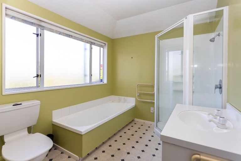 Photo of property in 2/138 Memorial Avenue, Burnside, Christchurch, 8053