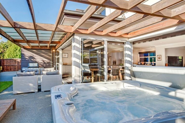 Photo of property in 17 Hinau Street, New Lynn, Auckland, 0600