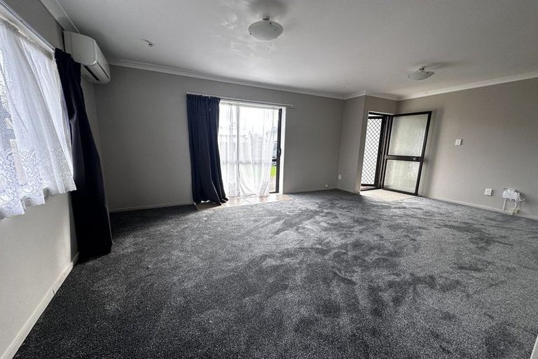Photo of property in 2/6 Kennington Drive, Clendon Park, Auckland, 2103