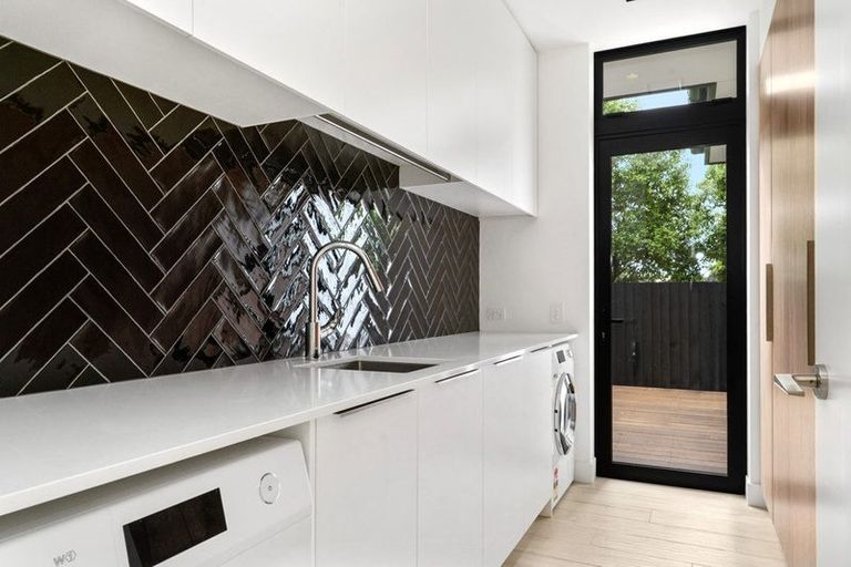 Photo of property in 49 Saint Andrews Square, Strowan, Christchurch, 8052