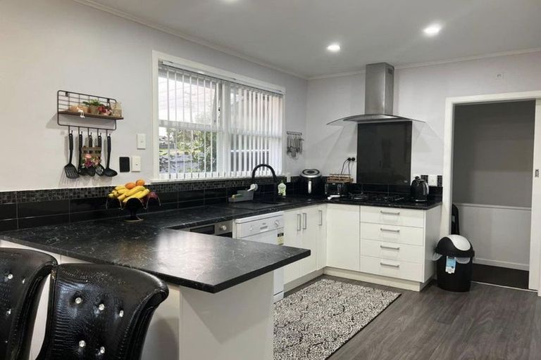 Photo of property in 2 Lowtherhurst Road, Massey, Auckland, 0614