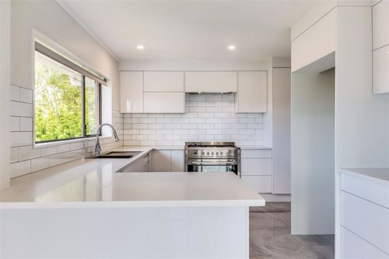 Photo of property in 128 Chelsea View Drive, Chatswood, Auckland, 0626