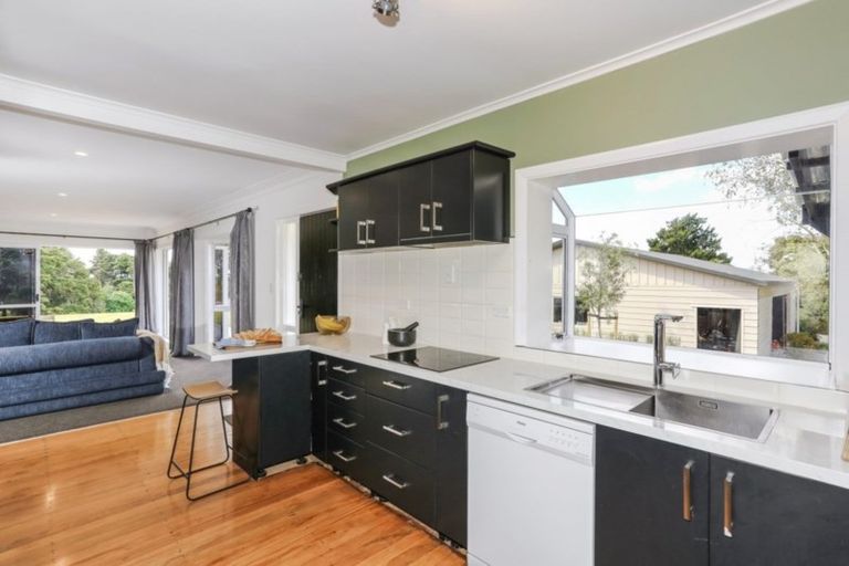 Photo of property in 21 Bush Road, Waiatarua, Auckland, 0604