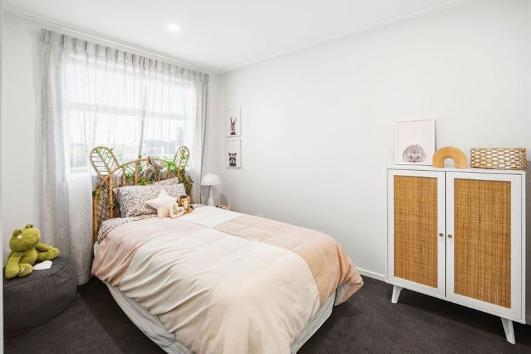 Photo of property in 1 Kaurinui Crescent, One Tree Point, 0118