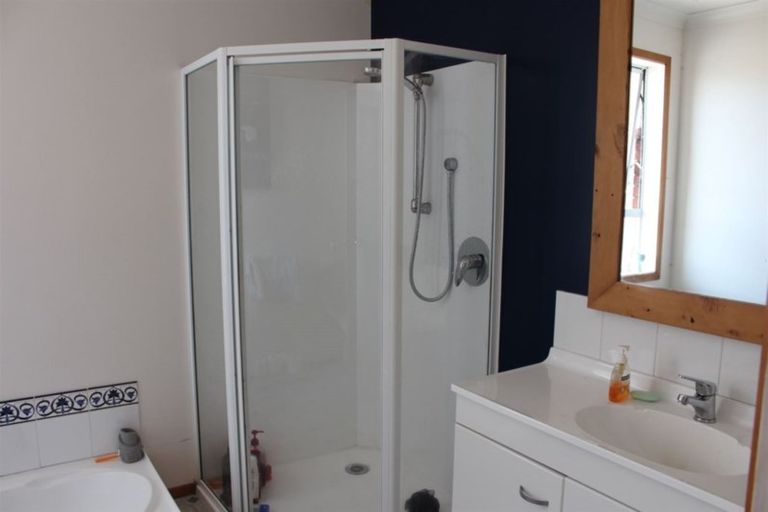 Photo of property in 18 Johnson Street, Milton, 9220