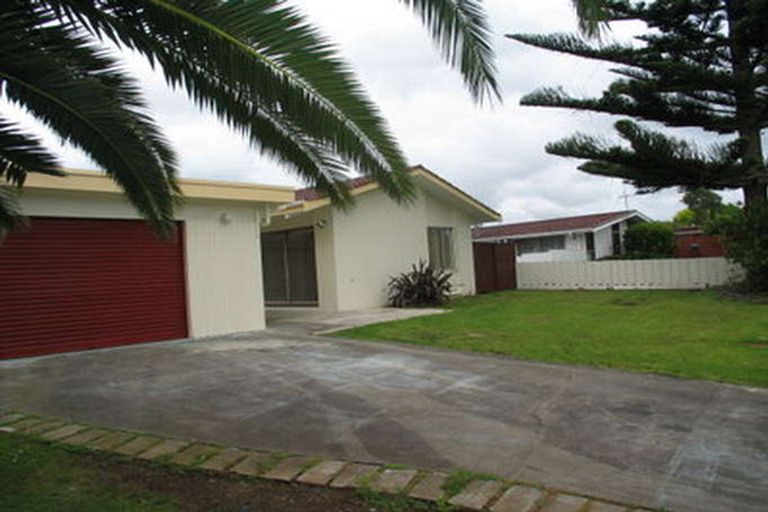 Photo of property in 6 Booker Place, Weymouth, Auckland, 2103