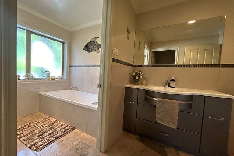 Photo of property in 124 Trig Road, Whitford, Howick, 2571