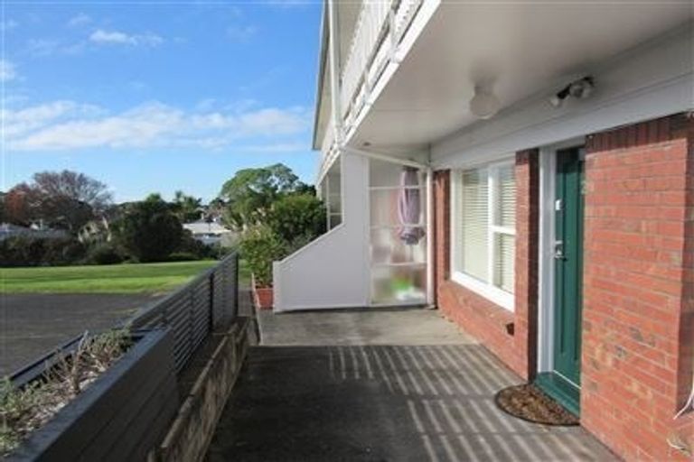 Photo of property in 2/40 Vauxhall Road, Devonport, Auckland, 0624