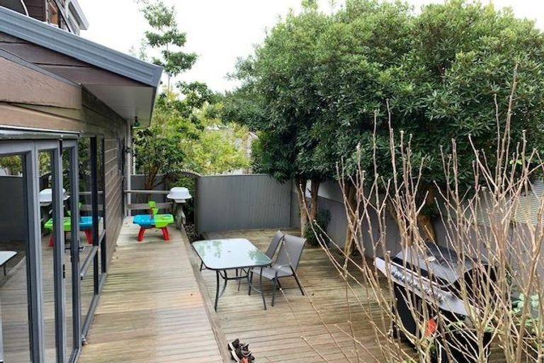 Photo of property in 1/29 Radiata Lane, Chatswood, Auckland, 0626