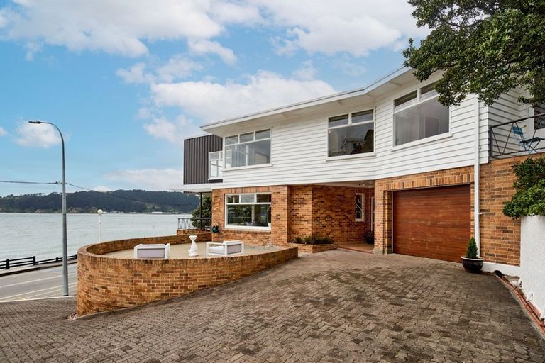 Photo of property in 100 Evans Bay Parade, Roseneath, Wellington, 6021