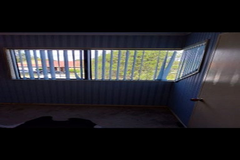 Photo of property in 2/28 Lochend Place, Highland Park, Auckland, 2010