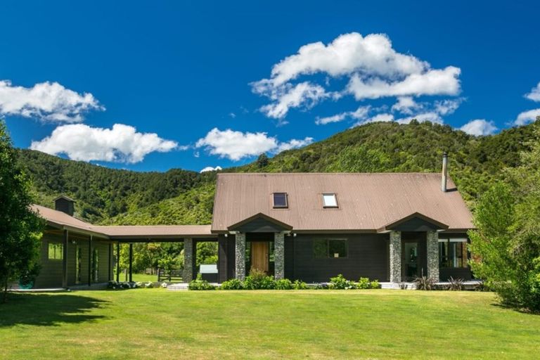 Photo of property in 28 Lady Cobham Grove, Anakiwa, Picton, 7281