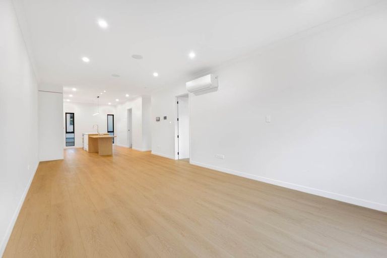 Photo of property in 69b Chivalry Road, Glenfield, Auckland, 0629