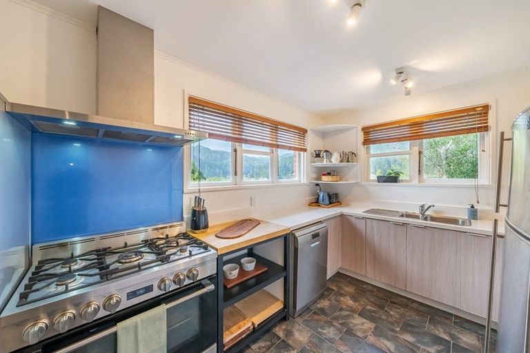 Photo of property in 51 Wyndham Road, Pinehaven, Upper Hutt, 5019