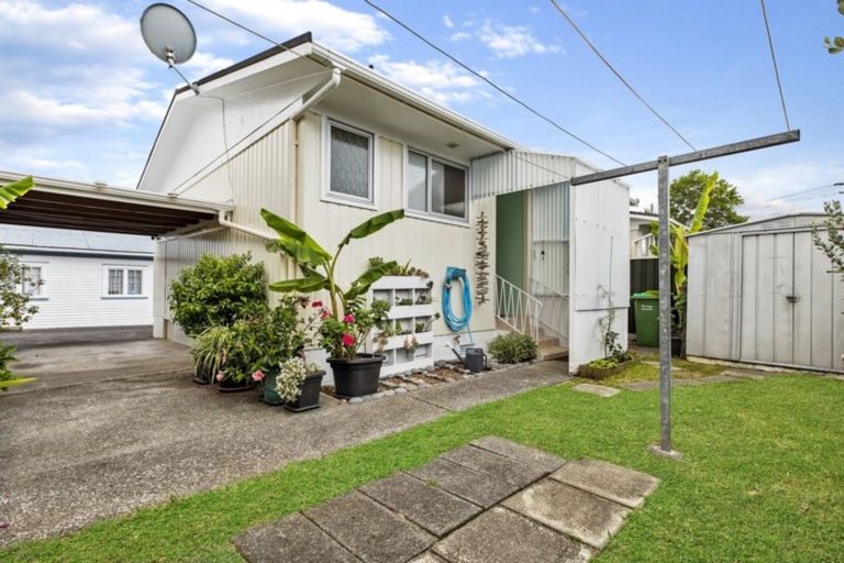 Photo of property in 2/7 Willerton Avenue, New Lynn, Auckland, 0600