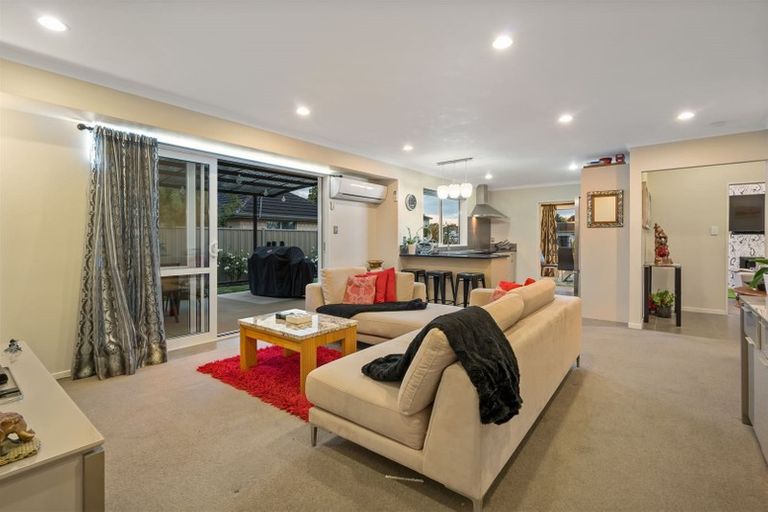 Photo of property in 28 Erceg Way, Rosehill, Papakura, 2113