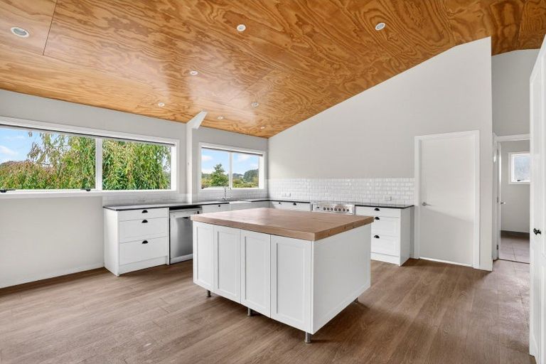 Photo of property in 61 Boord Crescent, Kumeu, 0891