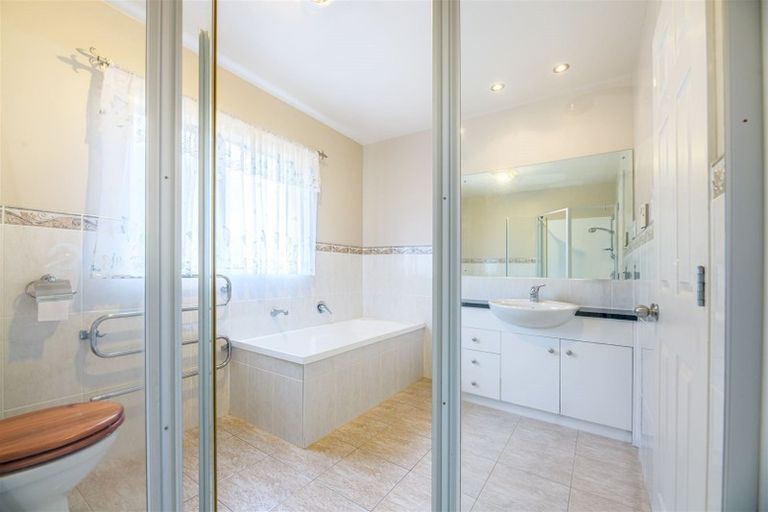 Photo of property in 39 Sapperton Drive, Henderson, Auckland, 0612