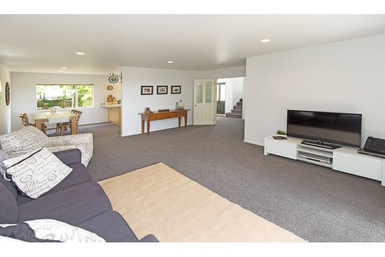 Photo of property in 3/39 Wade River Road, Stanmore Bay, Whangaparaoa, 0932