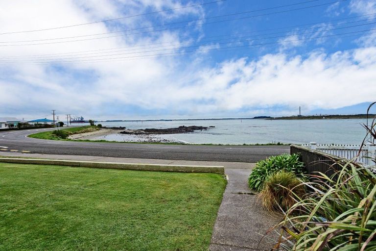 Photo of property in 180 Marine Parade, Bluff, 9814