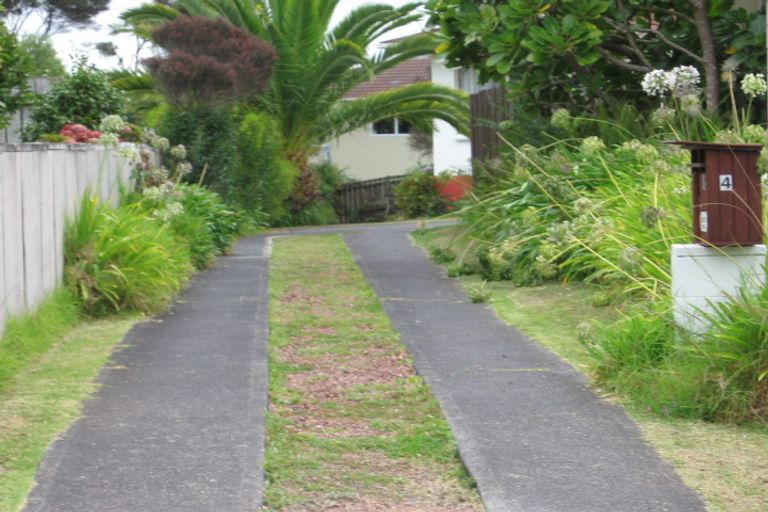 Photo of property in 1/4 Glencourt Place, Glenfield, Auckland, 0629