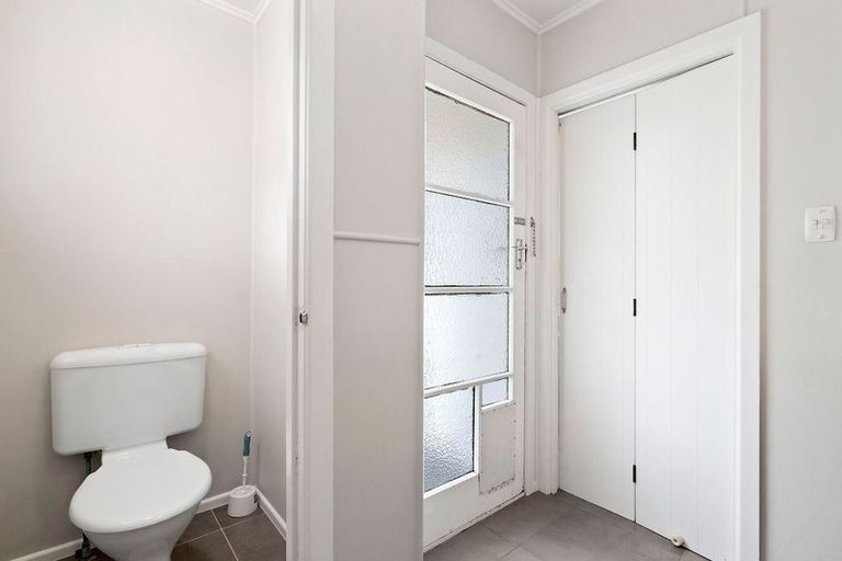 Photo of property in 1/71 Sunnynook Road, Forrest Hill, Auckland, 0620