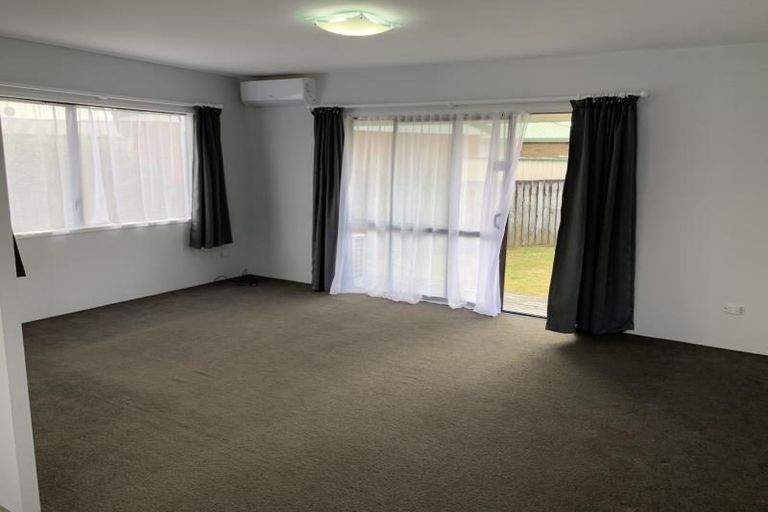Photo of property in 2/31 Aeronautic Road, Takanini, 2112