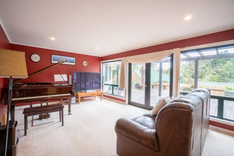 Photo of property in 39 Springdale Grove, Fitzherbert, Palmerston North, 4410
