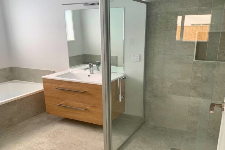 Photo of property in 9 Whata Street, Clarks Beach, 2122